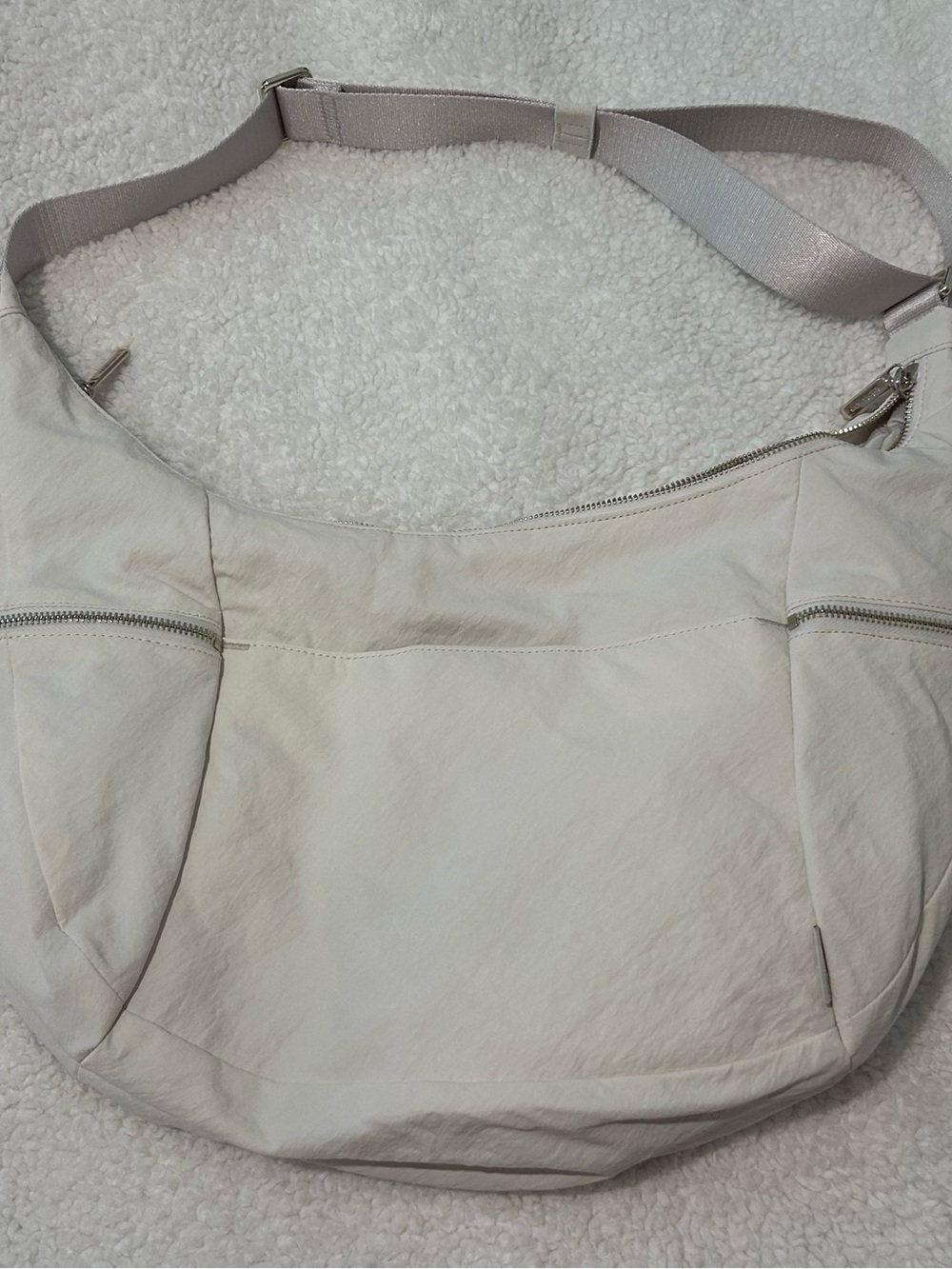 Lululemon Large Slouchy Sling Bag 13L Ivory with gold hardware - Picture 4 of 4